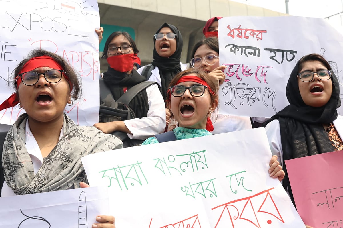 ঢাকা মেডিকেল কলেজের শিক্ষার্থীরা রাজু ভাস্কর্যের পাদদেশে বিক্ষোভ সমাবেশ করেছেন