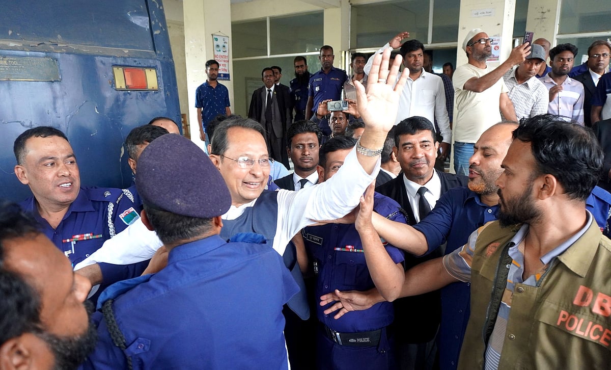 নেতা–কর্মীদের উদ্দেশে হাত নাড়ছেন জাসদ সভাপতি হাসানুল হক ইনু। রোববার বেলা আড়াইটায় কুষ্টিয়া চিফ জুডিশিয়াল ম্যাজিস্ট্রেট আদালতে