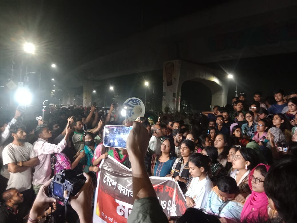 রাজু ভাস্কর্যের সামনে ধর্ষণবিরোধী মঞ্চ থেকে পাঁচ দফা দাবি ঘোষণা করেন শিক্ষার্থীরা। ঢাকা বিশ্ববিদ্যালয়, ৯ মার্চ