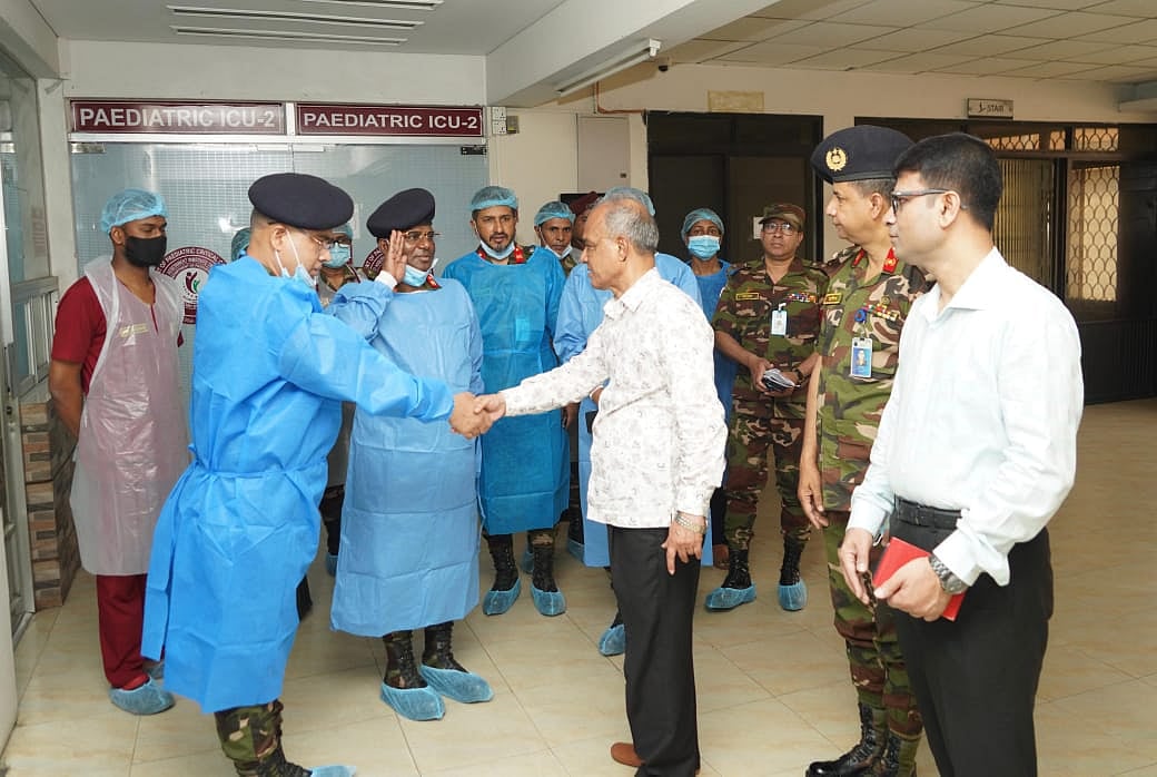 মাগুরার সেই শিশুটিকে দেখতে আজ রোববার সকালে ঢাকার সম্মিলিত সামরিক হাসপাতালে (সিএমএইচ) যান স্বরাষ্ট্র উপদেষ্টা লেফটেন্যান্ট জেনারেল (অব.) মো. জাহাঙ্গীর আলম চৌধুরী