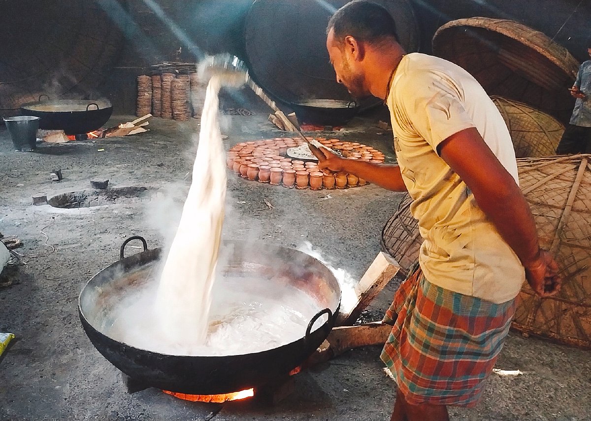চুলায় বড় কড়াইয়ে দুধ জ্বাল দেওয়া হচ্ছে। দুধ থেকে তৈরি হবে দই। এরপর তৈরি করা হবে মাঠা। গত বুধবার একটি কারখানায়