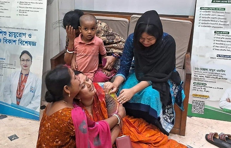 স্বর্ণ ব্যবসায়ীকে কুপিয়ে হত্যার ঘটনায় স্ত্রীর আহাজারি। রোববার রাতে সাভারের এনাম মেডিকেল কলেজ হাসপাতালে