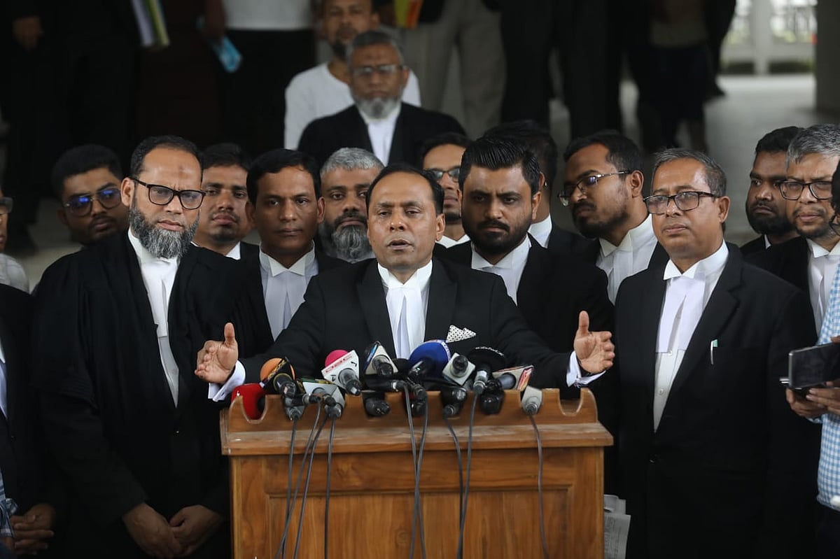 বিএনপির আইনবিষয়ক সম্পাদক কায়সার কামাল হাইকোর্ট বিভাগের বর্ধিত ভবনের সামনে ব্রিফিং করেন। ঢাকা, ৯ মার্চ