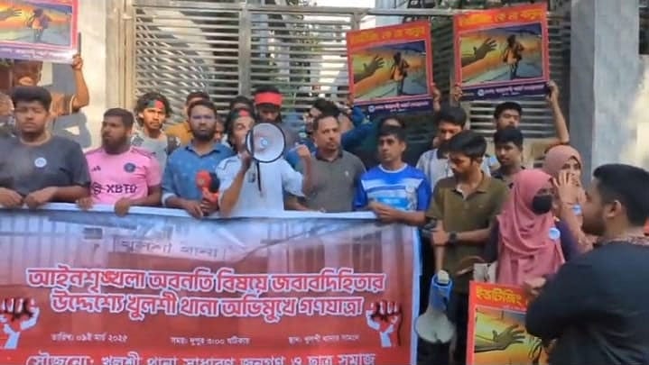 আইনশৃঙ্খলা পরিস্থিতির অবনতির প্রতিবাদে চট্টগ্রামের খুলশী থানার সামনে বিক্ষোভ করে এলাকার ছাত্র–জনতা। আজ দুপুরে