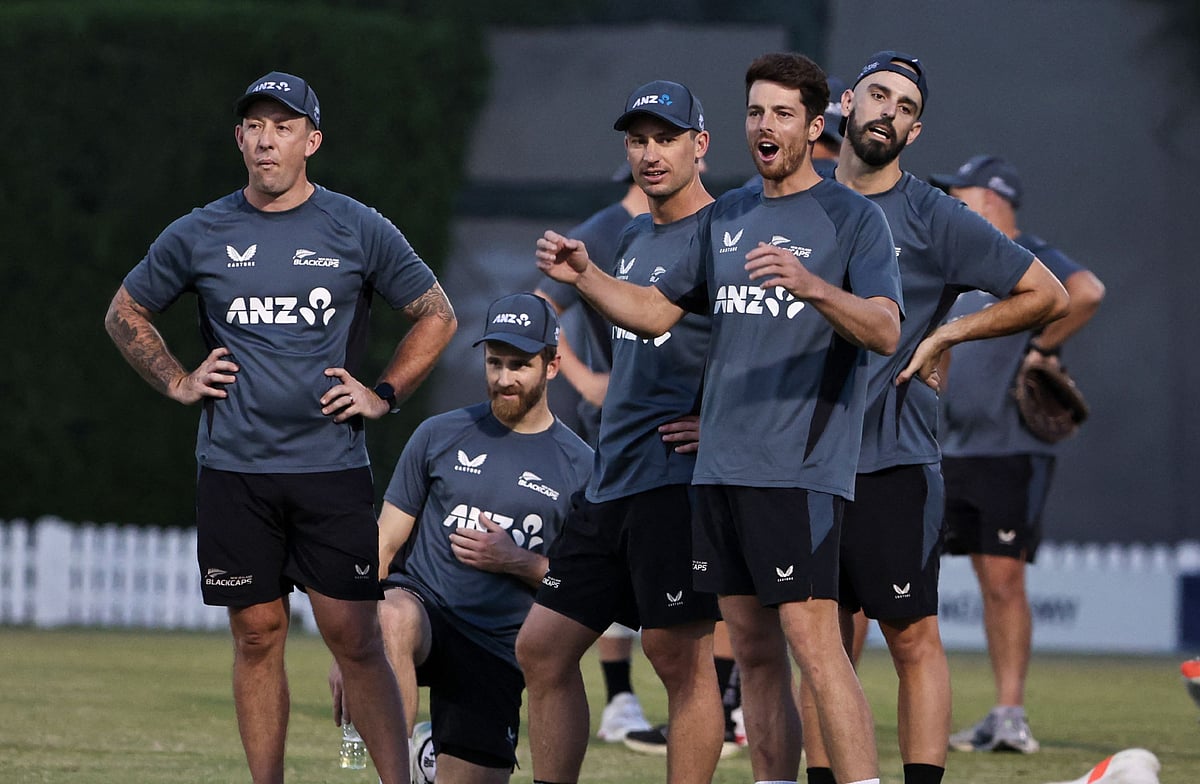 দুবাইয়ের আইসিসি একাডেমি মাঠে কাল রাতে অনুশীলন করেছে নিউজিল্যান্ড দল