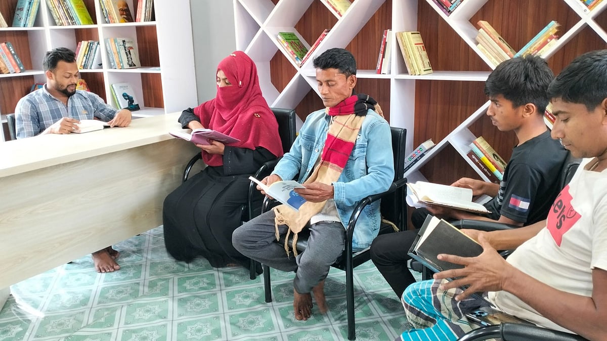 ইউপি কার্যালয়ের গণগ্রন্থাগারে বসে বই পড়ছেন পাঠকেরা। গত বৃহস্পতিবার বিকেলে লক্ষ্মীপুর সদর উপজেলার মান্দারী ইউনিয়ন পরিষদে