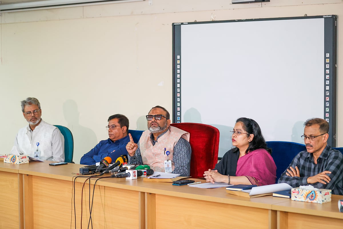 ঢাকা বিশ্ববিদ্যালয়ের বর্তমান প্রশাসনের দায়িত্ব গ্রহণের ৬ মাস পূর্তি উপলক্ষে আয়োজিত সংবাদ সম্মেলনে বক্তব্য দিচ্ছেন উপাচার্য অধ্যাপক নিয়াজ আহমেদ খান। আজ ৯ মার্চ রোববার, প্রশাসনিক ভবনের অধ্যাপক আবদুল মতিন চৌধুরী ভার্চ্যুয়াল ক্লাসরুম—