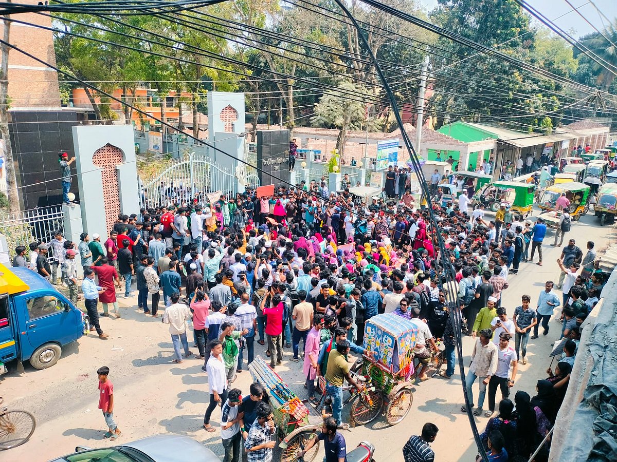 শিশু ধর্ষণের বিচার দাবিতে আদালতফটক অবরুদ্ধ করে শিক্ষার্থীদের বিক্ষোভ। গতকাল রোববার দুপুরে মাগুরা চিফ জুডিশিয়াল ম্যাজিস্ট্রেট আদালতের ফটকে