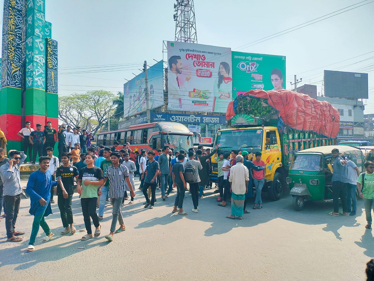 শিশু ধর্ষণের বিচার দাবিতে আদালতফটক অবরুদ্ধ করে শিক্ষার্থীদের বিক্ষোভ। আজ রোববার বেলা তিনটার দিকে মাগুরা শহরের ভায়নার মোড়ে