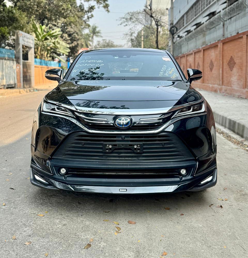 টয়োটা হ্যারিয়ার (হাইব্রিড) ব্র্যান্ডের আনুমানিক ৮৫ লাখ টাকা দামের এই গাড়ি শনিবার রাতে ঢাকার পরীবাগ এলাকা থেকে ছিনিয়ে নিয়েছে একটি ছিনতাইকারী চক্র