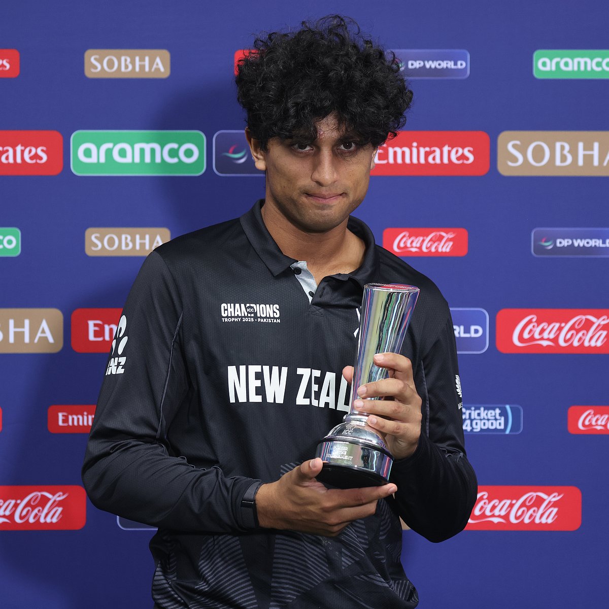 চ্যাম্পিয়নস ট্রফির সেরা খেলোয়াড়ের পুরস্কার উঠেছিল নিউজিল্যান্ডের রাচিন রবীন্দ্রর হাতে