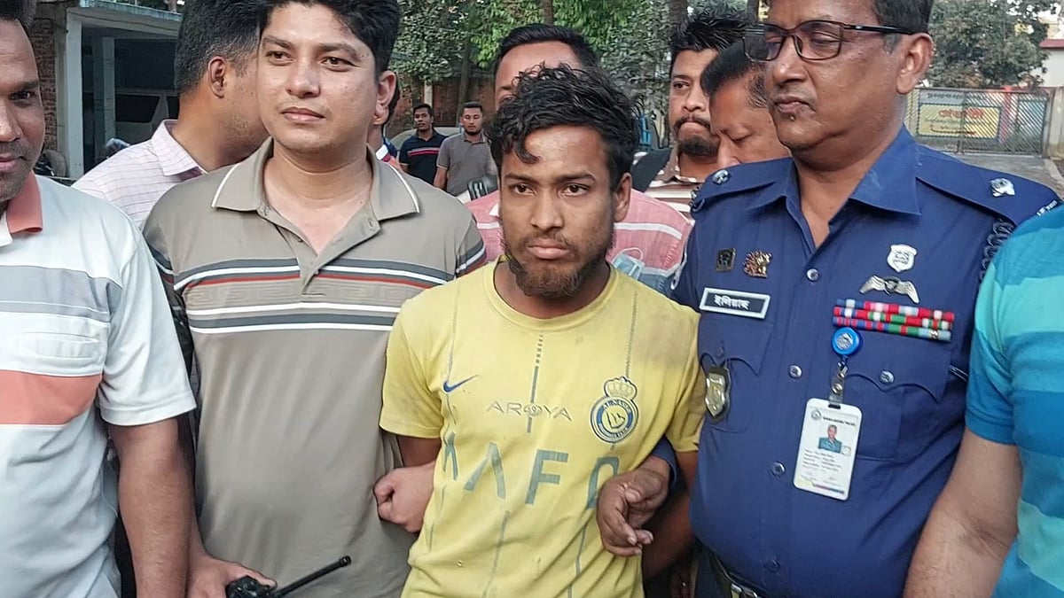 কক্সবাজারে মার্কিন নারীকে শ্লীলতাহানির অভিযোগে গ্রেপ্তার তারেকুল ইসলাম। আজ বিকালে