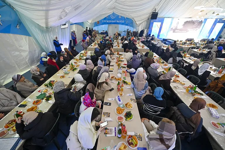 মস্কোতে মুসলিমদের আয়োজিত গ্রুপ ইফতার টেবিল (আনাদোলু এজেন্সি)
