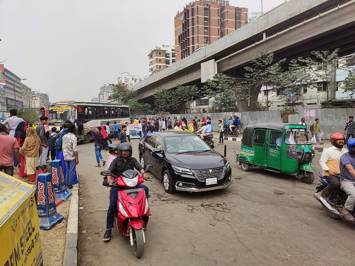 অবরোধের প্রায় ৭ ঘণ্টা পর শ্রমিকেরা সড়ক ছাড়লে যান চলাচল শুরু হয়
