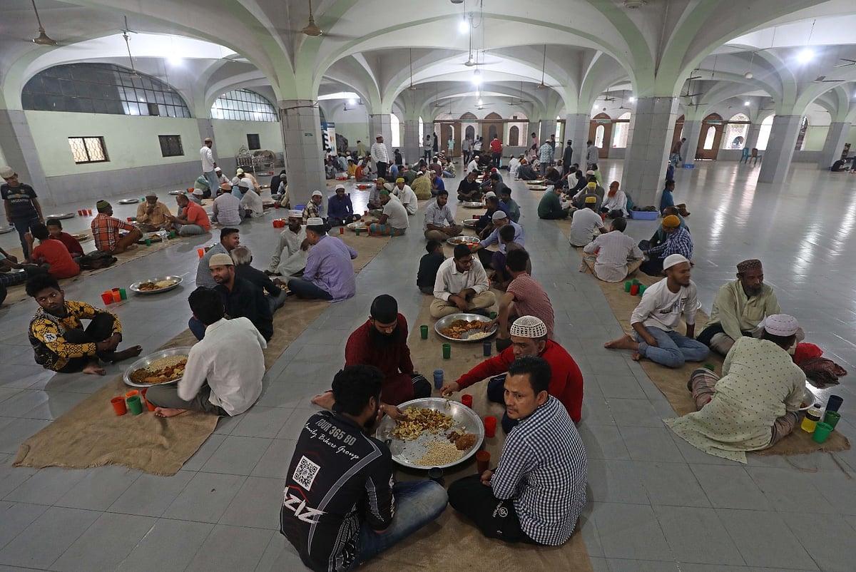 ইফতারের থালা ঘিরে বসেছেন রোজাদারেরা। গতকাল বিকেলে