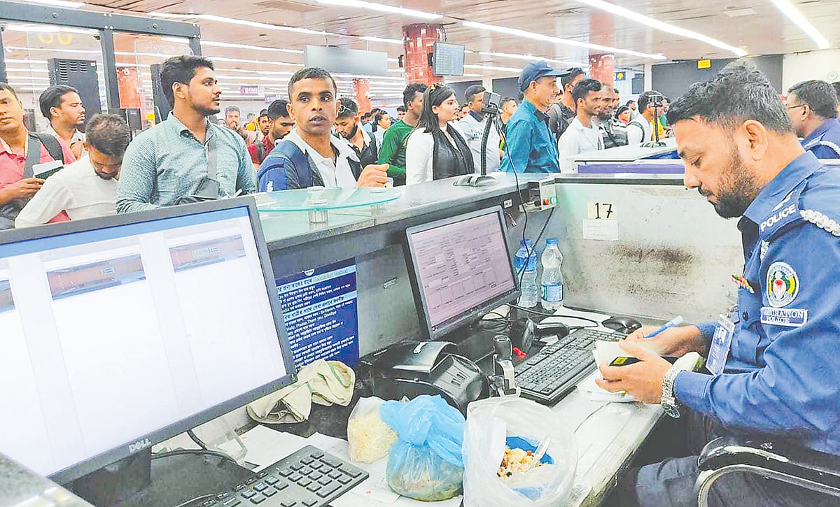 ইফতারি সামনে রেখেই যাত্রীদের ইমিগ্রেশন সেবা দিচ্ছেন পুলিশের এক কর্মকর্তা। শনিবার বিকেলে শাহজালাল আন্তর্জাতিক বিমানবন্দরে