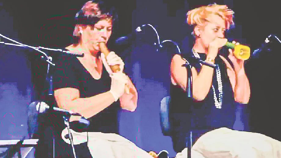 মঞ্চে সবজি দিয়ে তৈরি বাদ্যযন্ত্র বাজাচ্ছেন দুই অর্কেস্ট্রা শিল্পী