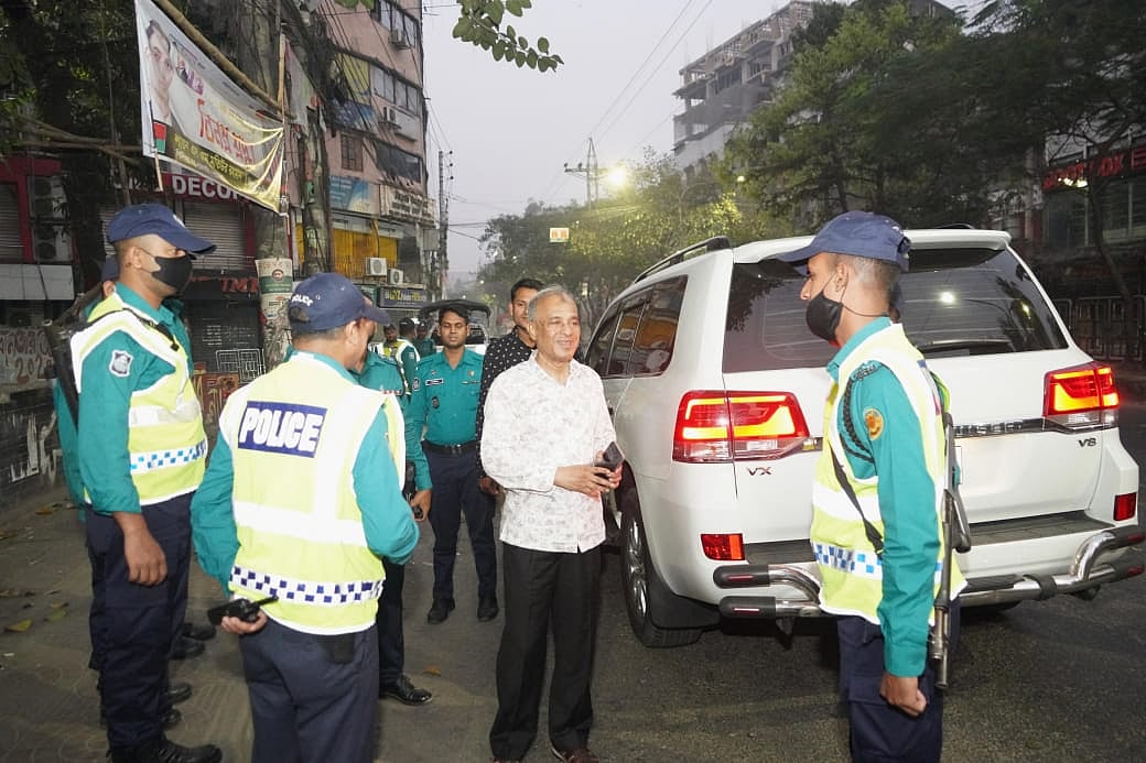 স্বরাষ্ট্র উপদেষ্টা ঢাকার বিভিন্ন গুরুত্বপূর্ণ মোড়ে কয়েকটি তল্লাশিচৌকি পরিদর্শন করেন