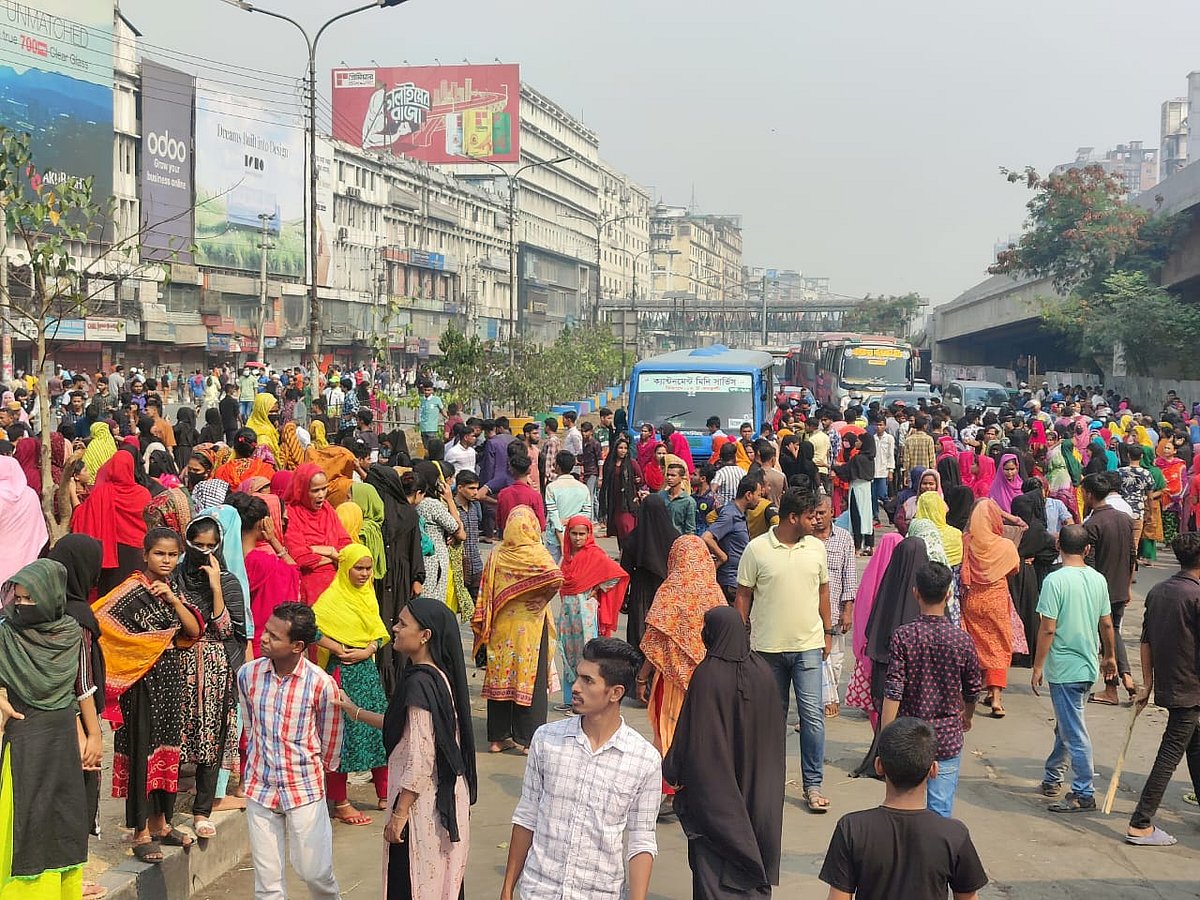 সড়ক দুর্ঘটনায় পোশাকশ্রমিক নিহত হওয়ার প্রতিবাদে বনানীর চেয়ারম্যানবাড়ি এলাকায় পোশাকশ্রমিকদের অবরোধে যানজট। আজ সোমবার সকাল ১০টার দিকে