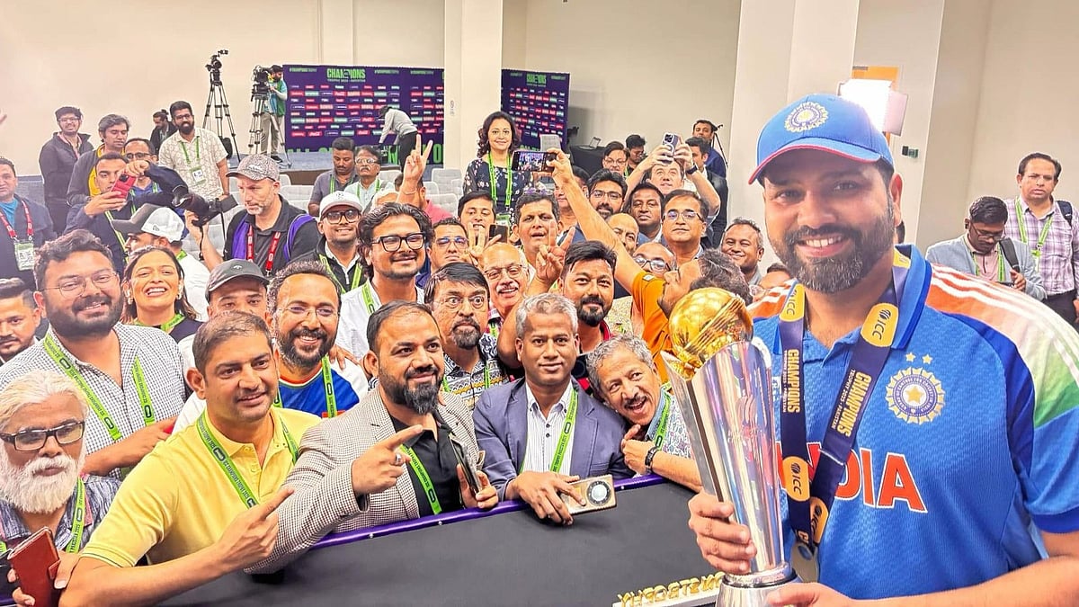 সাংবাদিকদের সঙ্গে রোহিত শর্মা। গত রাতে দুবাইয়ে