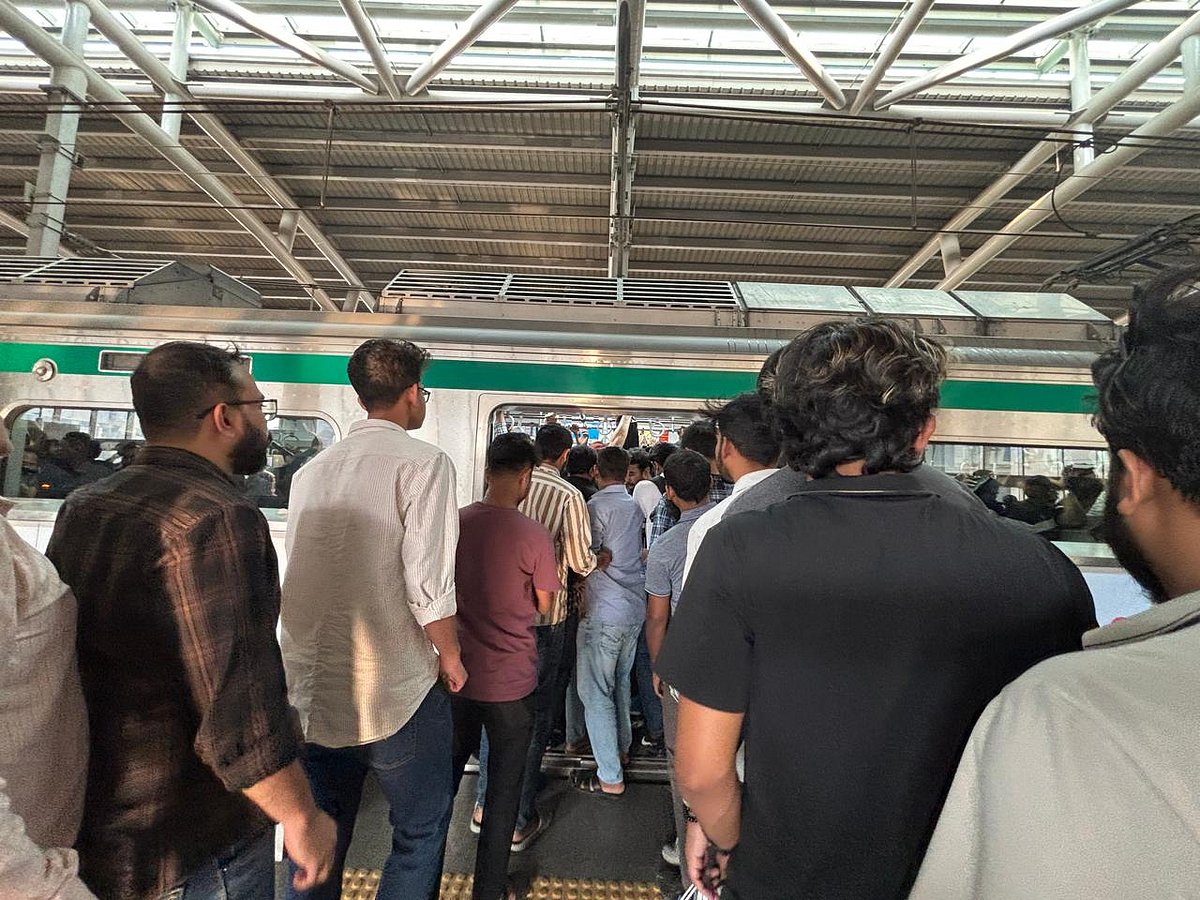 মেট্রোরেলে উঠতে যেন রীতিমতো যুদ্ধ লেগে যায়। ঢাকা, ১০ মার্চ