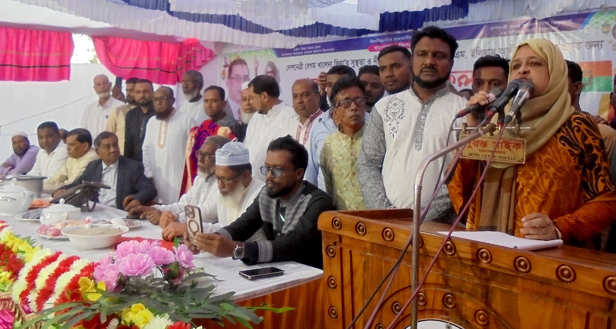 সিলেটের বিশ্বনাথ উপজেলার দশঘর এলাকায় দোয়া ও ইফতার মাহফিলের আগে আয়োজিত সভায় প্রধান অতিথির বক্তব্য দেন বিএনপির চেয়ারপারসনের উপদেষ্টা তাহসিনা রুশদীর। গতকাল রোববার বিকেলে