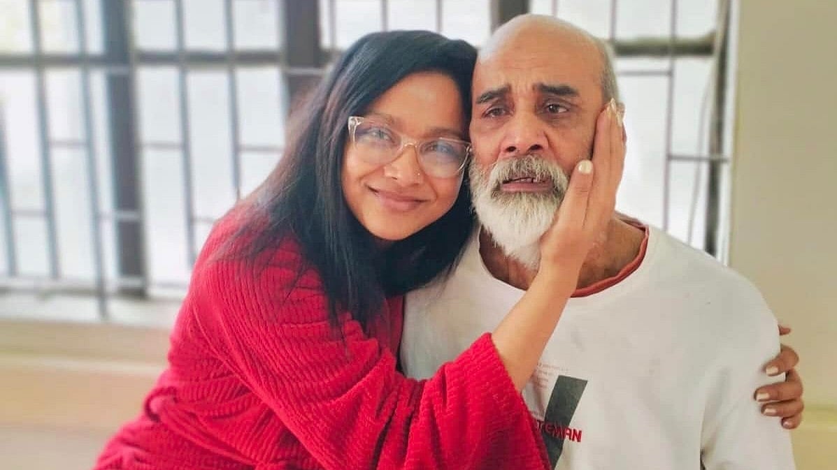 বাবা ফরহাদ হোসেনের সঙ্গে মেয়ে রুনা খান