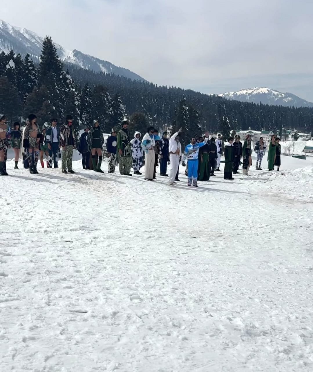 রমজান মাসে কাশ্মীরের শৈলশহর গুলমার্গে ফ্যাশন শো নিয়ে সমালোচনা হচ্ছে