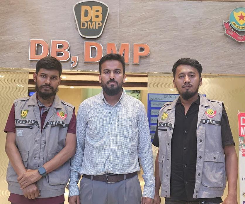 রাজধানীর শ্যামলী স্কয়ার এলাকায় এক নারীকে হেনস্তার অভিযোগে মো. রাসেল হোসেন নামের এই যুবককে আজ সন্ধ্যায় গ্রেপ্তার করেছে পুলিশ