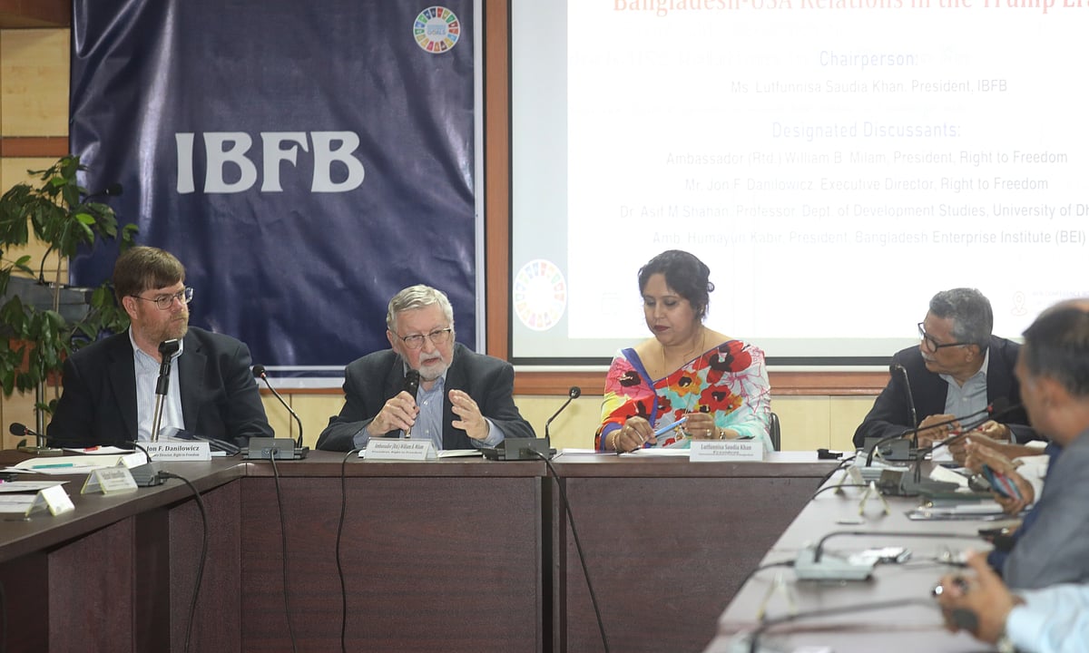 সাবেক মার্কিন রাষ্ট্রদূত উইলিয়াম বি মাইলাম ‘ট্রাম্প যুগে বাংলাদেশ–যুক্তরাষ্ট্র সম্পর্ক’ শীর্ষক আলোচনায় বক্তব্য দেন। ঢাকা, ১০ মার্চ