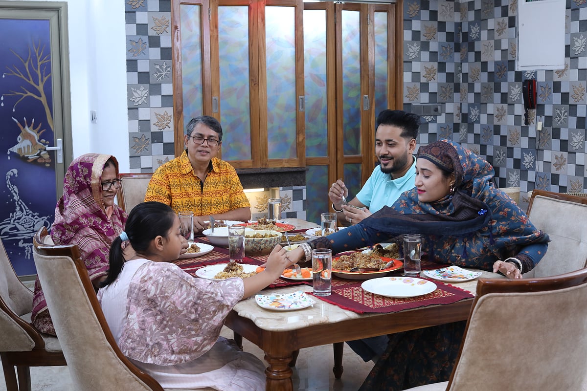 রাতের খাবার শেষ করার পর রুটিনমাফিক কয়েকটি কাজ করলে খাবার সহজে হজম হবে, পেট ফাঁপবে না, এমনকি বিপাক হবে দ্রুত