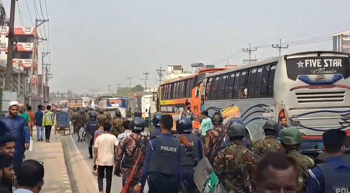 শ্রমিক অবরোধের কারণে গাজীপুরের কালিয়াকৈর উপজেলার ঢাকা-টাঙ্গাইল মহাসড়কে সৃষ্ট যানজট। আজ সকাল ১০টার দিকে মৌচাক দোকানপাড় এলাকায়