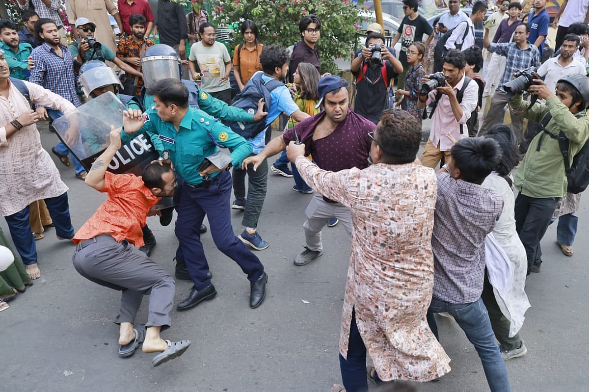 ‘ধর্ষণ ও নিপীড়নের বিরুদ্ধে বাংলাদেশ’ নামের একটি প্ল্যাটফর্মের সদস্যরা গণপদযাত্রা নিয়ে প্রধান উপদেষ্টার বাসভবনের দিকে যেতে চাইলে পুলিশ বাধা দেয়। একপর্যায়ে বিক্ষোভকারীদের সঙ্গে ধস্তাধস্তিতে জড়ান ডিএমপির রমনা বিভাগের সহকারী কমিশনার আবদুল্লাহ আল মামুন। ১১ মার্চ, ২০২৫