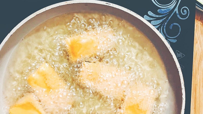 পুনরায় ব্যবহৃত তেলে ভাজা খাবারে বাড়ে হৃদ্‌রোগ ও স্ট্রোকের মতো জটিল রোগের ঝুঁকি