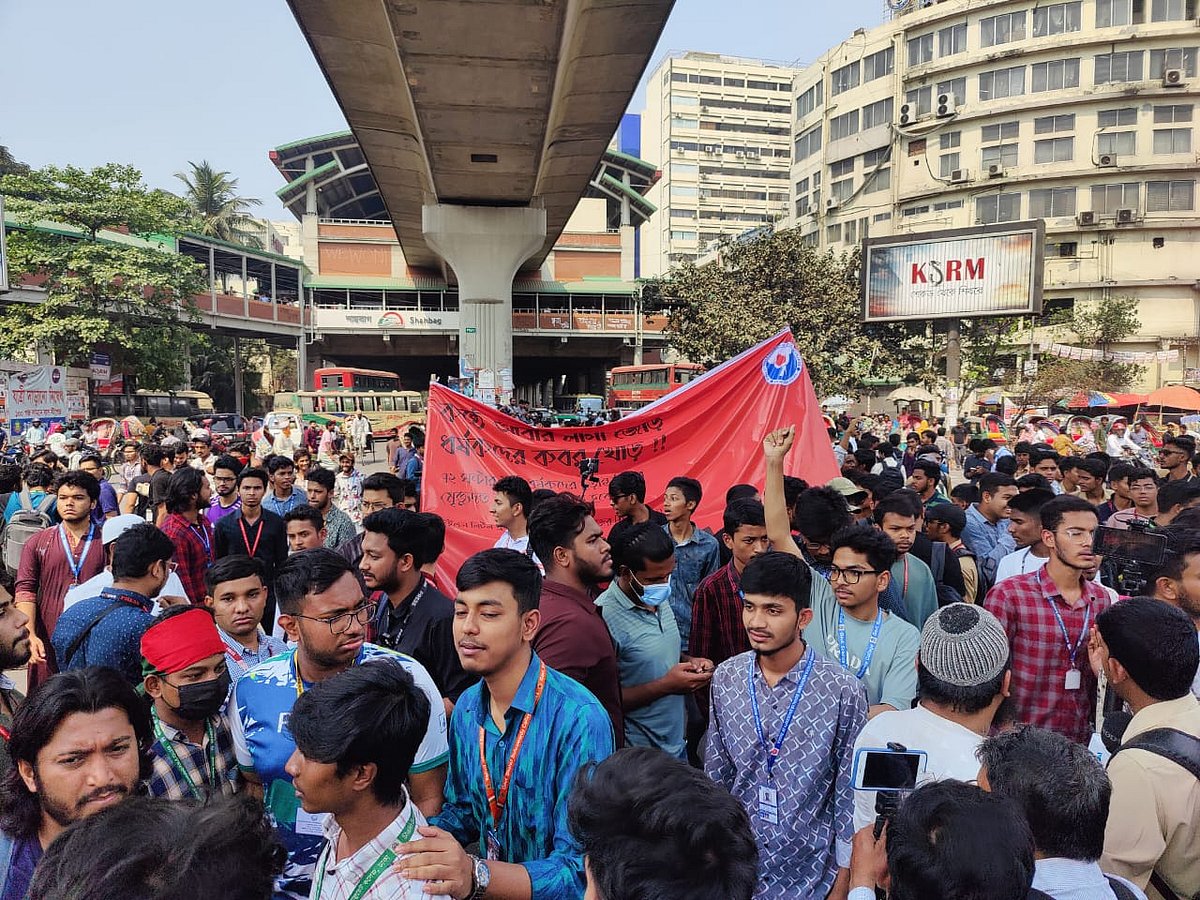রাজধানীর শাহবাগ মোড় কিছু সময়ের জন্য অবরোধ করেছিলেন শিক্ষার্থীরা। আজ মঙ্গলবার বেলা ১টা ২০ মিনিটের দিকে