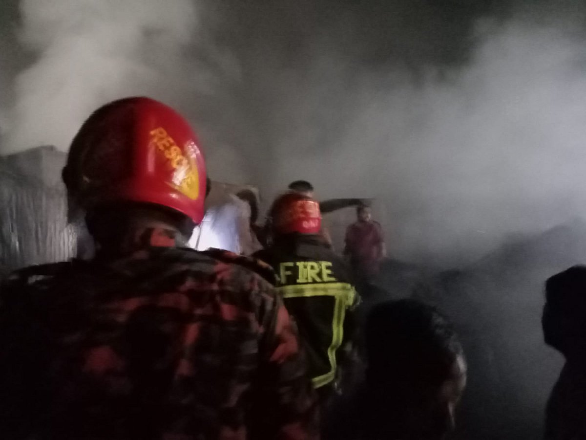 মহাখালীর সাত তলা বস্তিতে আগুন নিয়ন্ত্রণে কাজ করছে ফায়ার সার্ভিস। ঢাকা, ১২ মার্চ