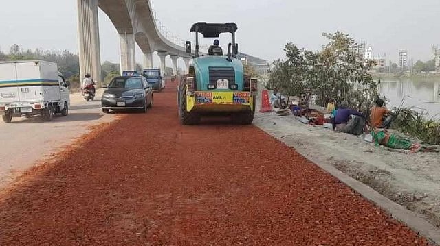 মিরপুর ডিওএইচএসসংলগ্ন সড়কে সংস্কারকাজ চলছে