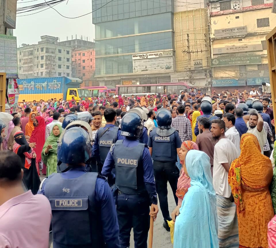 কারখানা বন্ধের প্রতিবাদ ও বকেয়া বেতনের দাবিতে ঢাকা-ময়মনসিংহ মহাসড়ক অবরোধ করে বিক্ষোভ করছেন শ্রমিকেরা। আজ মঙ্গলবার সকাল সাড়ে ৯টায় গাজীপুরে টঙ্গীর হোসেন মার্কেট এলাকায়
