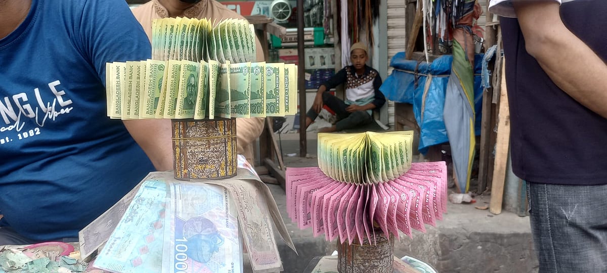 ক্রেতাদের আকর্ষন করতে নতুন নোট এভাবে সাজিয়ে রাখেন ব্যবসায়ীরা