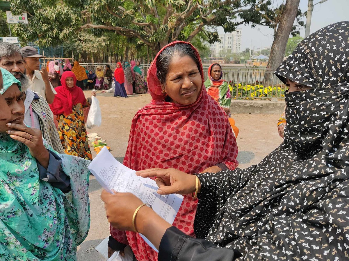 কুষ্টিয়ায় টিসিবির পণ্য নিতে এসে ফিরে গেলেন তাঁরা। মঙ্গলবার বেলা সাড়ে ১১টায় কুষ্টিয়া কালেক্টরেট চত্বর