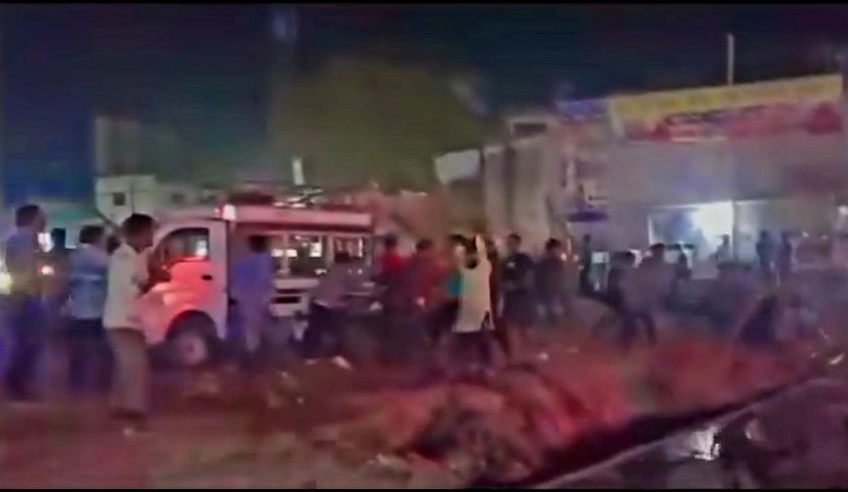 গাংনী পৌরসভায় ফুটপাতে দোকান বসানোকে কেন্দ্র করে বিএনপির দুপক্ষের সংঘর্ষ হয়েছে। গতকাল সোমবার সন্ধ্যায়