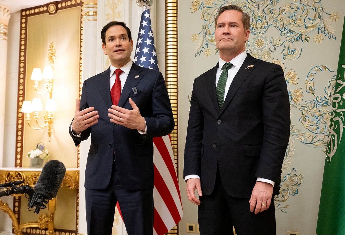 রাশিয়া-ইউক্রেন শান্তি আলোচনা নিয়ে ইউক্রেনের প্রতিনিধিদলের সঙ্গে বৈঠক শেষে সাংবাদিকদের সঙ্গে কথা বলছেন যুক্তরাষ্ট্রের পররাষ্ট্রমন্ত্রী মার্কো রুবিও ও দেশটির জাতীয় নিরাপত্তা উপদেষ্টা মাইক ওয়ালৎস। সৌদি আরবের জেদ্দায়, ১১ মার্চ ২০২৫