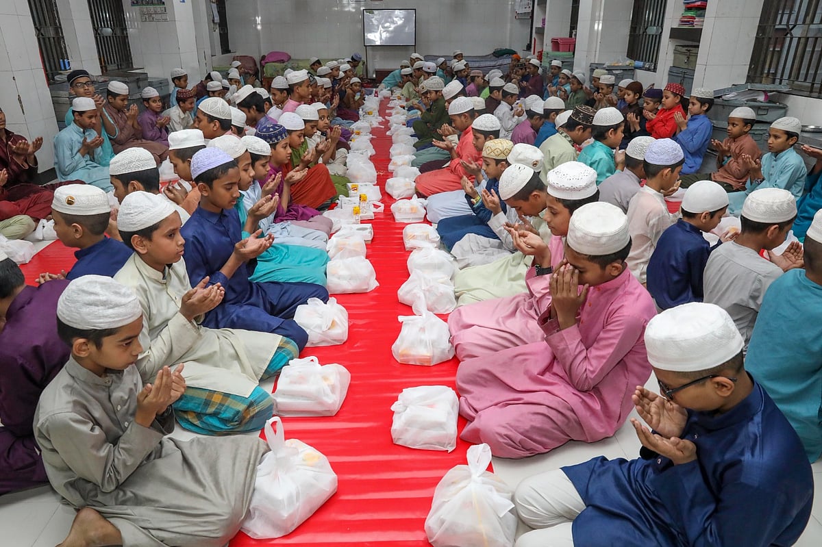 জামিয়া আম্বর শাহ আল ইসলামিয়া এতিমখানা ও মাদ্রাসার শিশুদের জন্য ইফতার ও রাতের খাবারের আয়োজন করে প্রথম আলো। ইফতারের আগে দোয়া ও মোনাজাত অনুষ্ঠিত হয়। কারওয়ান বাজার, ঢাকা, ১১ মার্চ