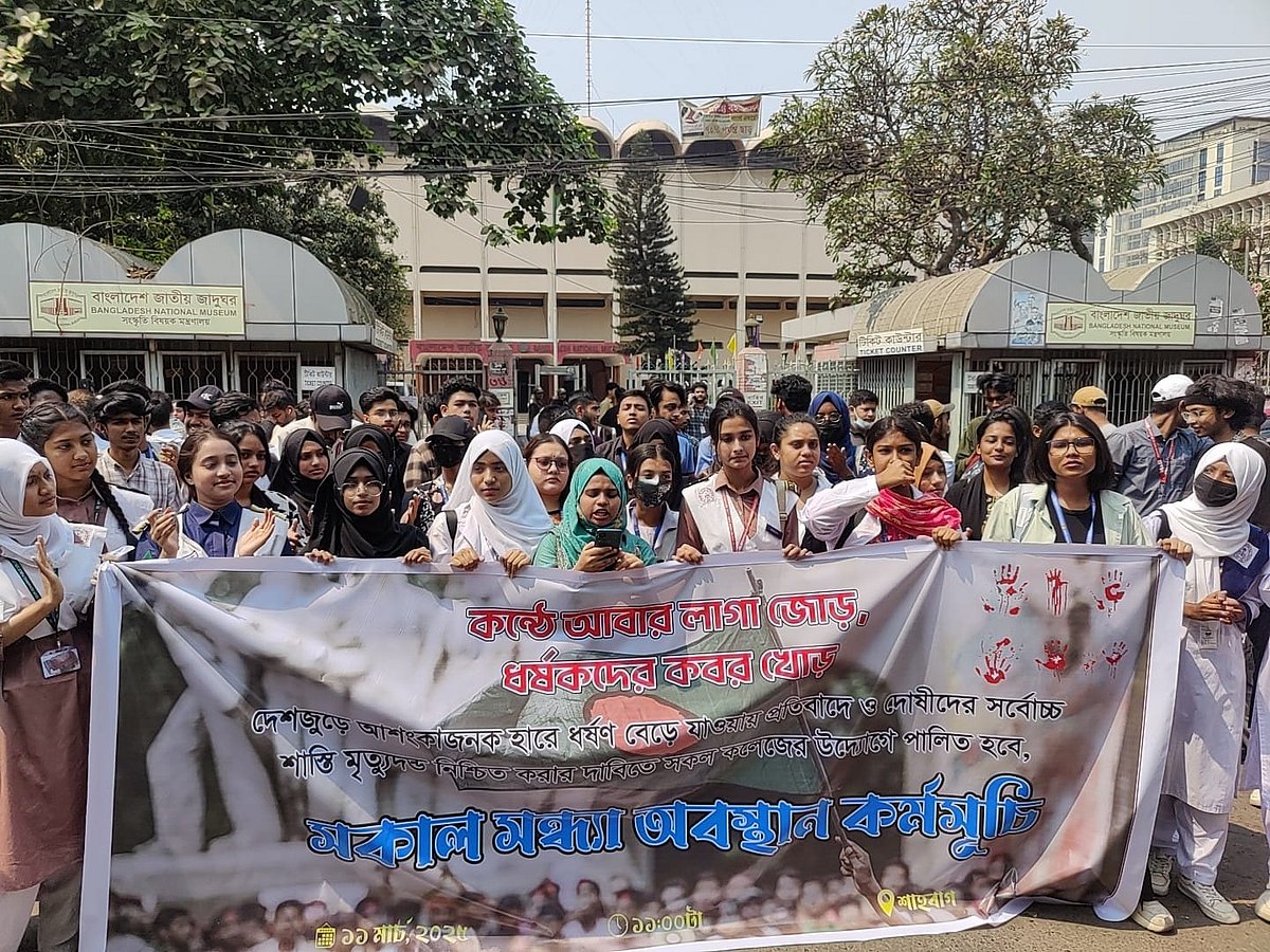 জাতীয় জাদুঘরের সামনের সড়কে ‘সকাল-সন্ধ্যা অবস্থান কর্মসূচি’ পালন করছেন একদল শিক্ষার্থী। আজ মঙ্গলবার দুপুরের দিকে