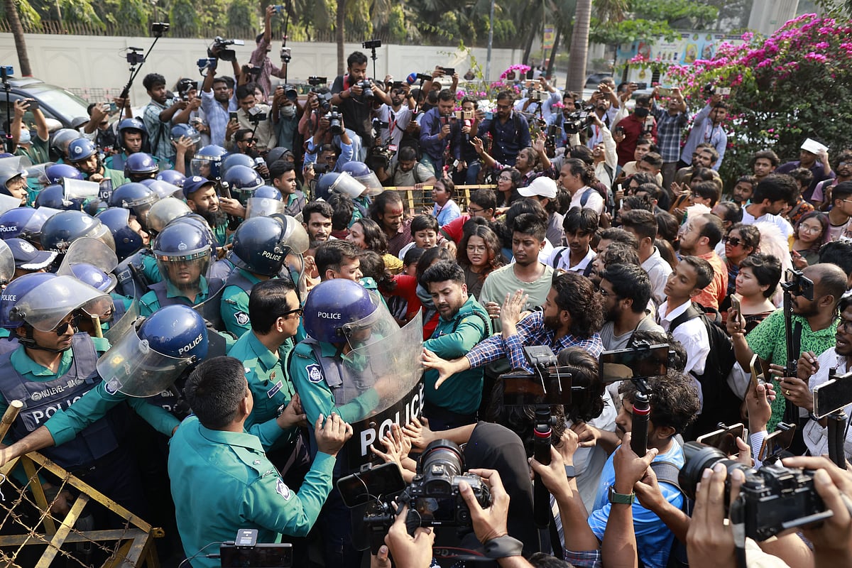 ‘ধর্ষণ ও নিপীড়নের বিরুদ্ধে বাংলাদেশ’ প্ল্যাটফর্মের সদস্যরা গণপদযাত্রা নিয়ে প্রধান উপদেষ্টার বাসভবনের দিকে যেতে চাইলে বাধা দেয় পুলিশ। আজ মঙ্গলবার বিকেলে রাজধানীর শাহবাগ এলাকায়