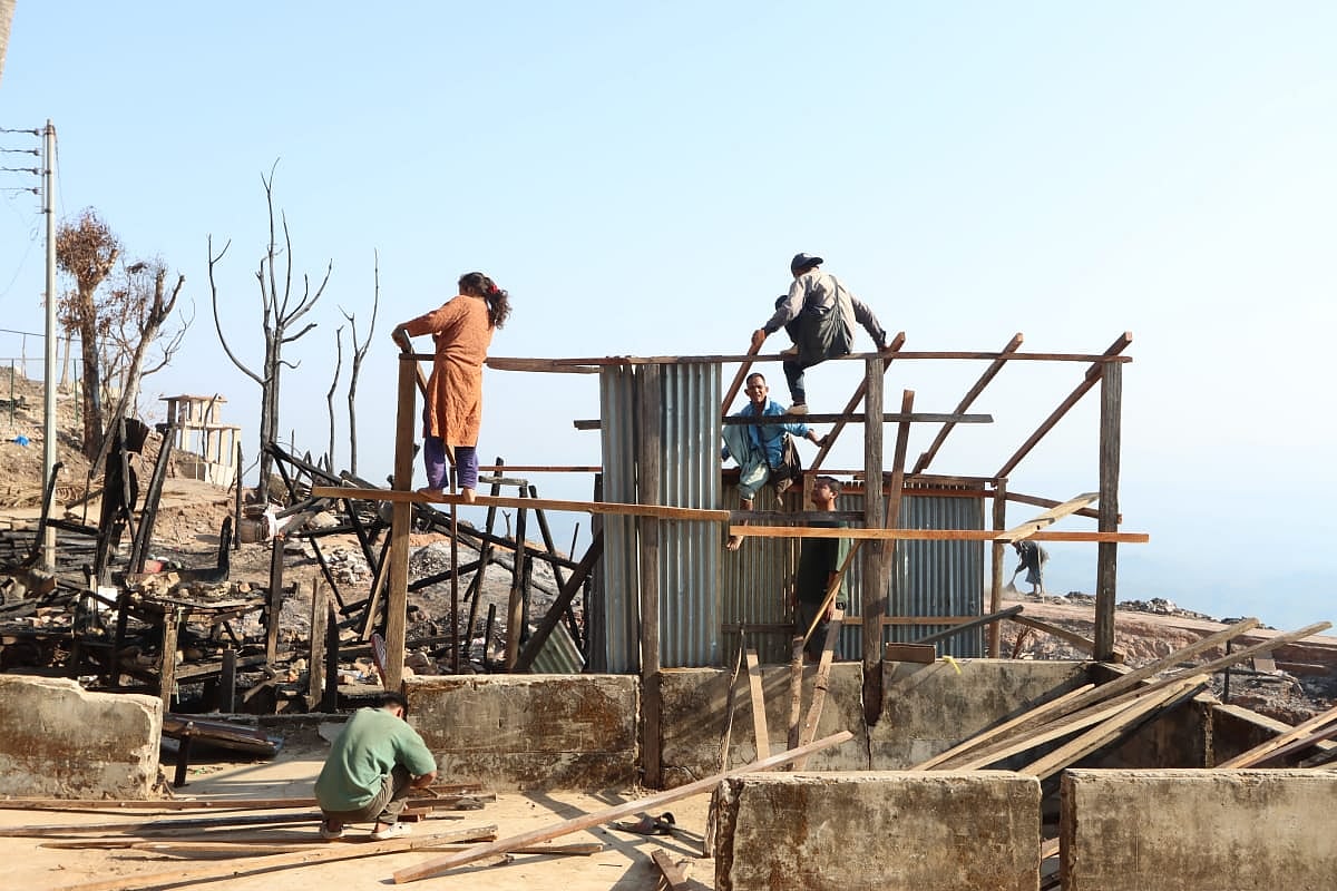 একটি বসতঘর নির্মাণের কাজ চলছে