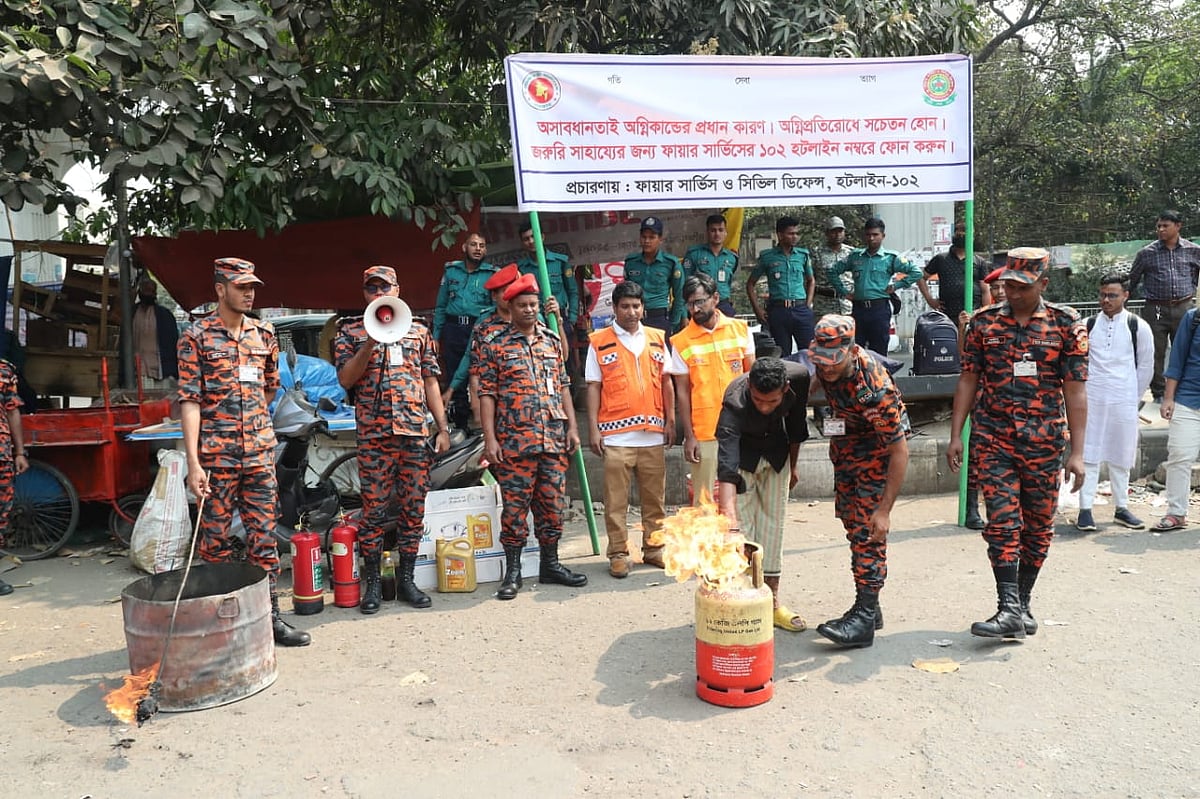 ফায়ার সার্ভিস ও সিভিল ডিফেন্স অধিদপ্তরের কর্মীদের কাছ থেকে প্রশিক্ষণ নিয়ে এভাবেই হাত দিয়ে  আগুন নেভাচ্ছেন এক ব্যক্তি। শাহবাগ, ঢাকা। ১১ মার্চ