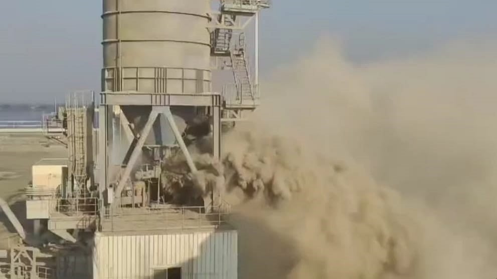 চট্টগ্রামের বাঁশখালীতে অবস্থিত কয়লা বিদ্যুৎকেন্দ্র থেকে হঠাৎ ছা্ই ও কালো ধোঁয়া বের হয়।  আজ বিকেলে তোলা