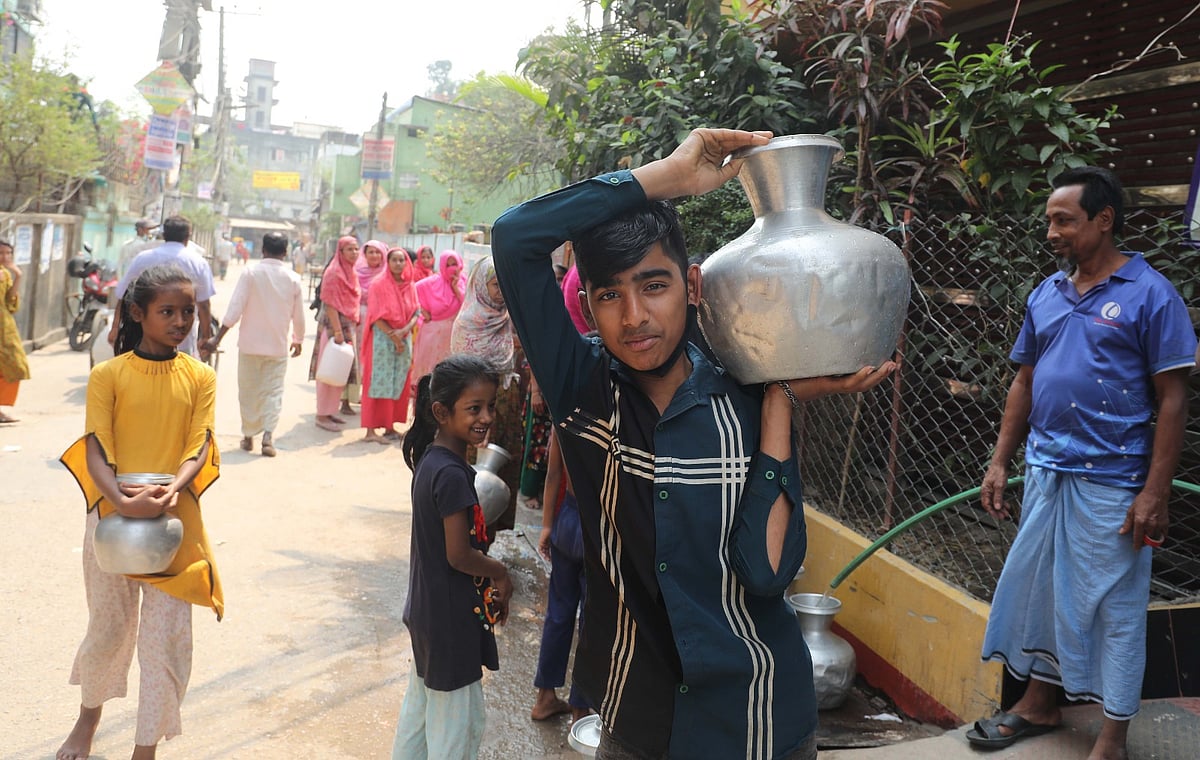 ঘরে পানি নেই চার দিন ধরে। পাশের একটি ভবনের গভীর নলকূপ থেকে পানি নিয়ে যাচ্ছে তামিম ইকবাল নামের এই কিশোর। আজ দুপুরে চট্টগ্রাম নগরের মধ্যম রামপুর হাজার দীঘির পাড়ে
