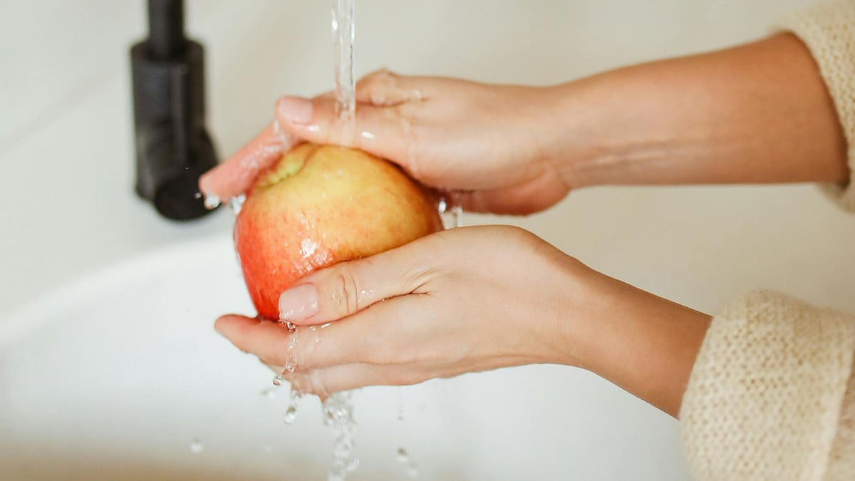 সহজ একটি উপায়ে মাত্র ১২-১৫ মিনিটে ফল থেকে বিষ ও কীটনাশক দূর করা সম্ভব বেকিং সোডা ব্যবহার করে